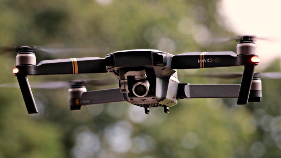 Un hombre usa un dron para regalar una caja de donas a policías
