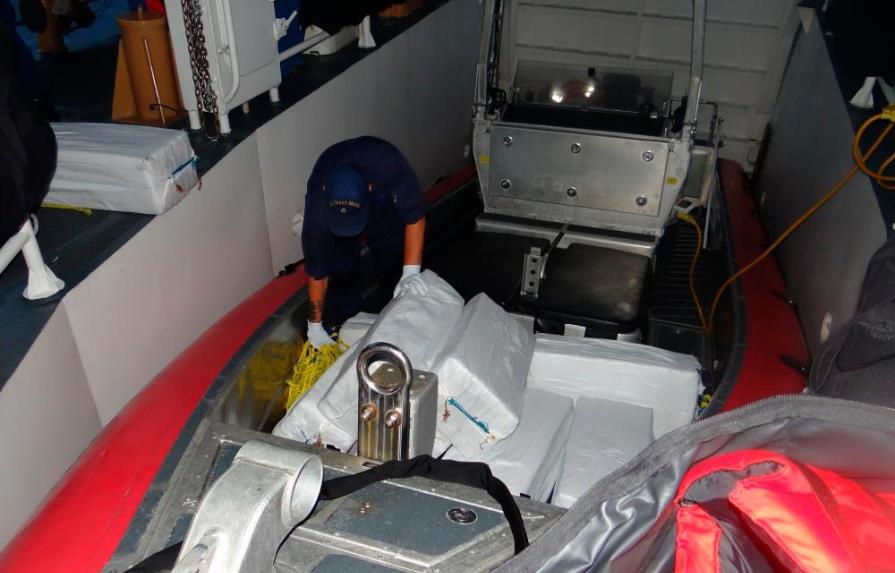 Guardia costera estadounidense recupera 11 valijas de cocaína en mar abierto