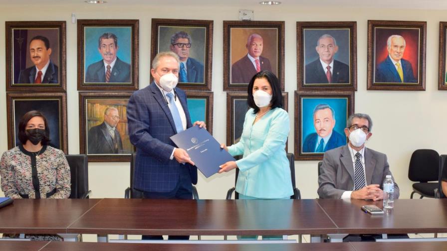 Farmacias Los Hidalgos firma acuerdo con la UASD 