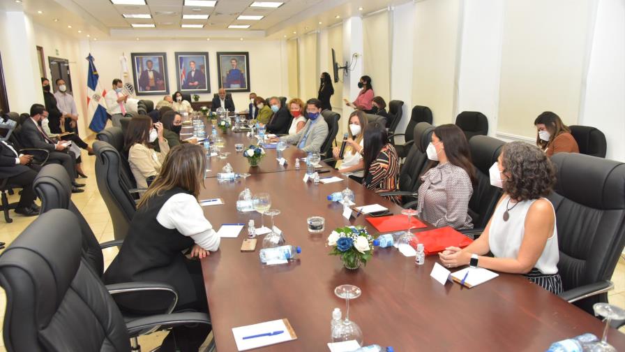 Ministro de Educación y primera dama reciben  instituciones de educación inicial   