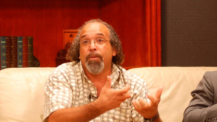 Padre Rogelio Cruz hace rara aparición en acto oficial