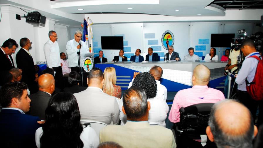 PRD Juramenta líderes políticos y sociales de La Romana, Azua, Nigua y La Cuaba