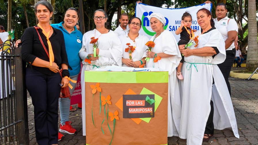 Organizaciones feministas celebran acto contra la violencia de género en Santiago 
