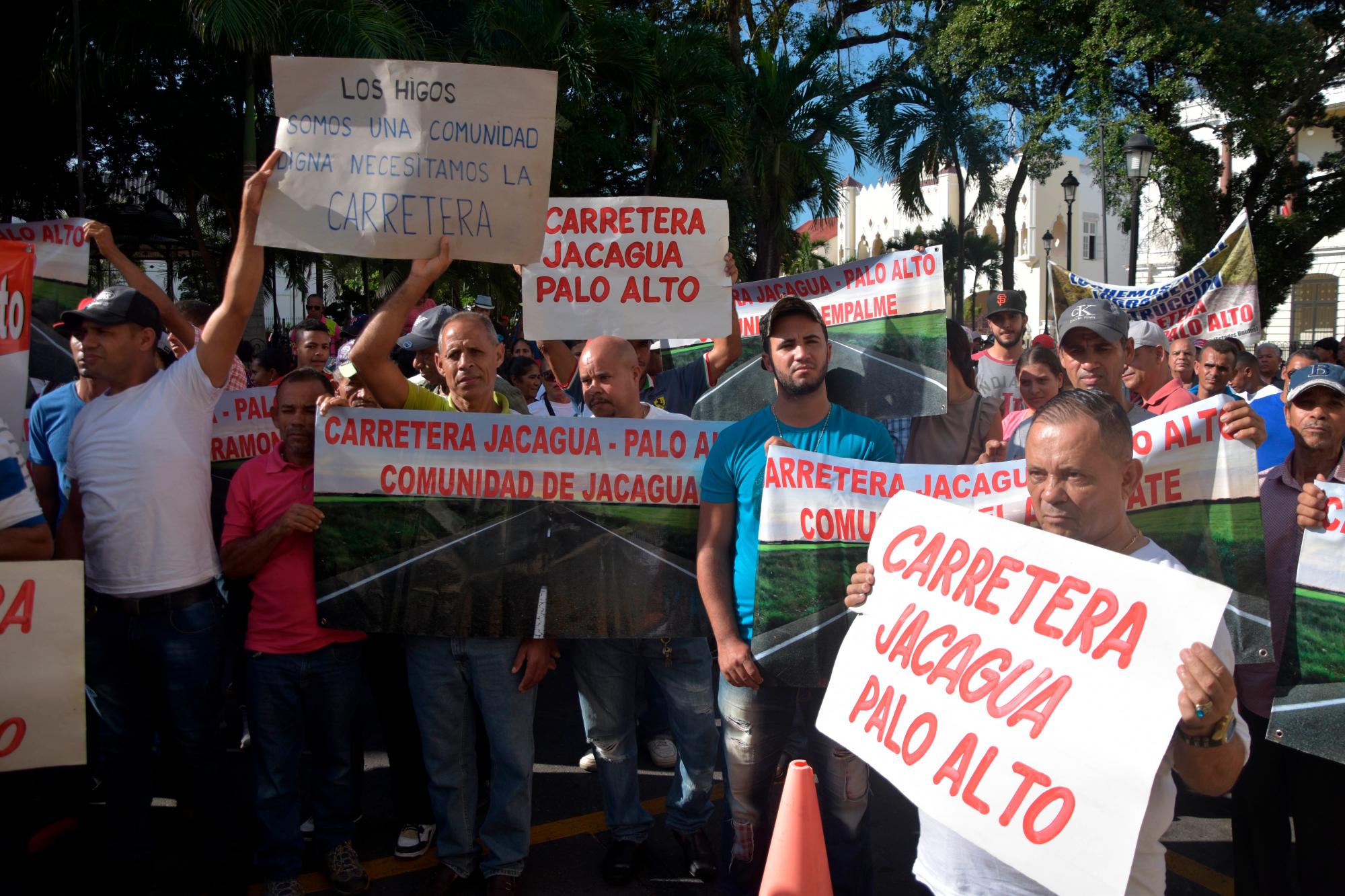 Los participantes exhibieron pancartas y cartelones con sus reclamos.