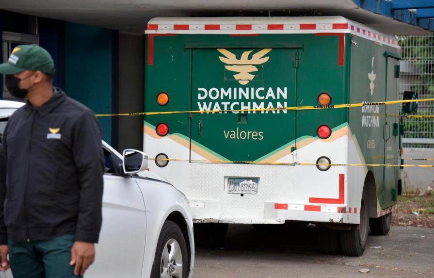 Dejan abandonado en Santiago camión de empresa de vigilancia y envío de valores