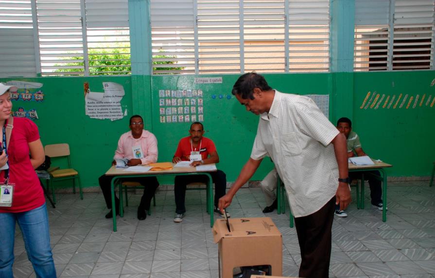 República Dominicana repite las elecciones en medio de crisis política y el coronavirus
