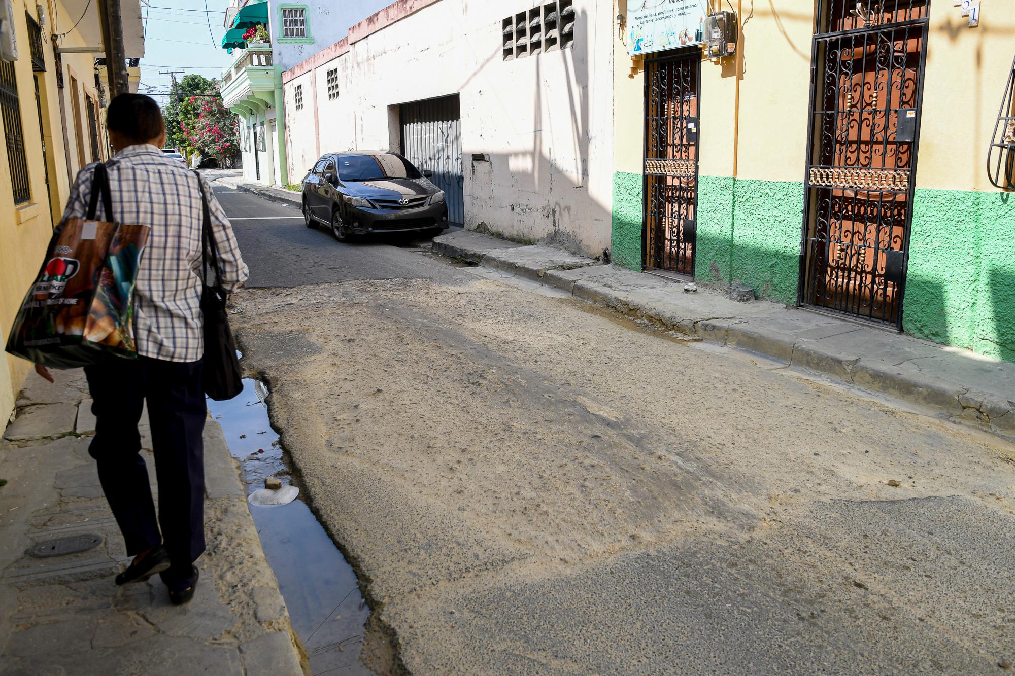 El agua se acumula en el tramo cuando llueve, pero el siempre está mojado.
