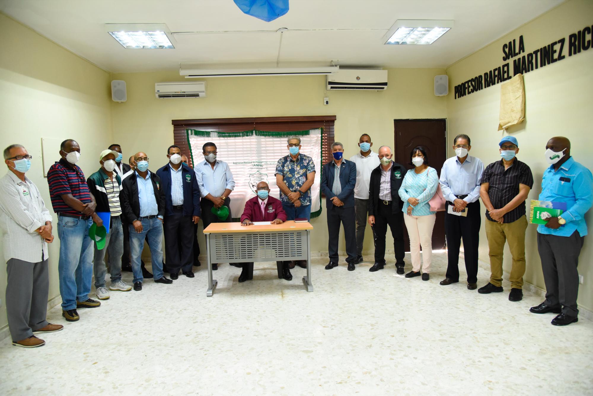 Danilo Severino junto a directivos y miembros de la ANPA