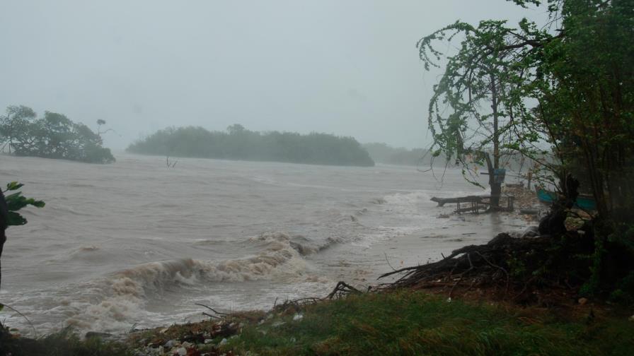 Tres muertos y decenas de evacuados por tormentas en Francia