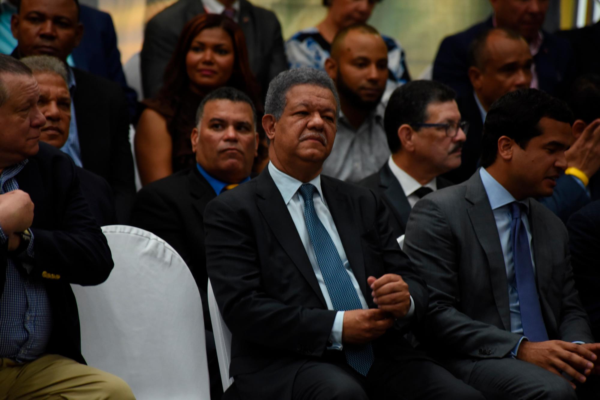 Leonel Fernández escucha a dirigentes dirigirse al público