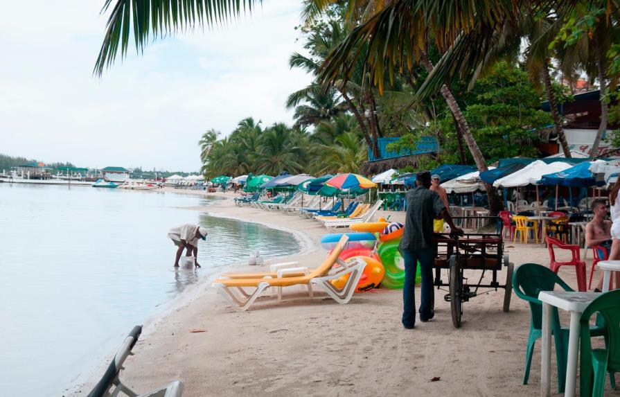Alcalde de Boca Chica rechaza que la playa esté altamente contaminada