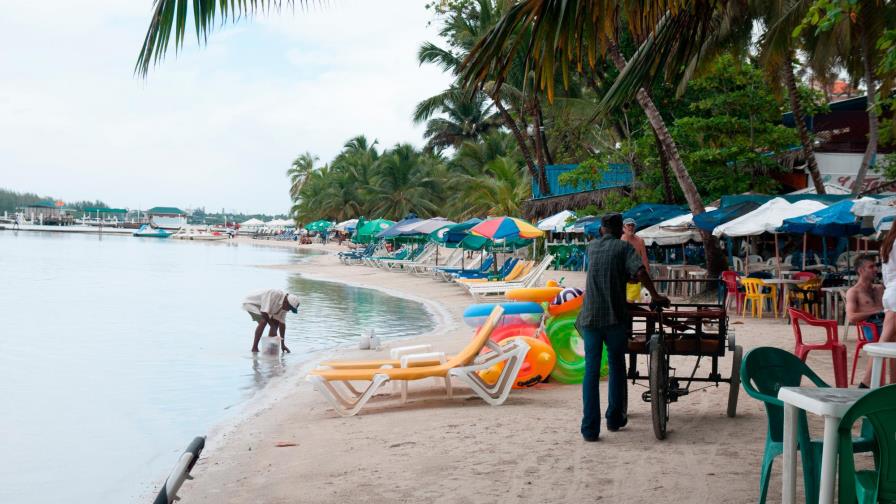 Alcalde de Boca Chica rechaza que la playa esté altamente contaminada