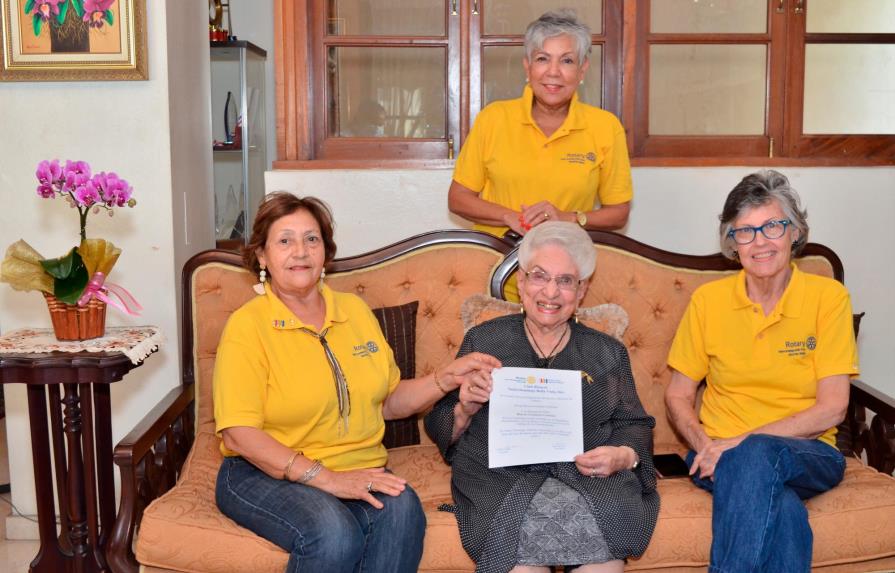 Club Rotario Santo Domingo Bella Vista, Inc., reconoce a María Cristina Camilo