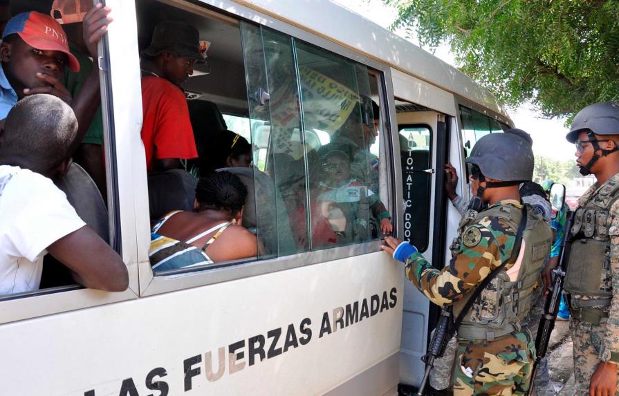 Detienen autobús con 47 haitianos indocumentados en Santiago