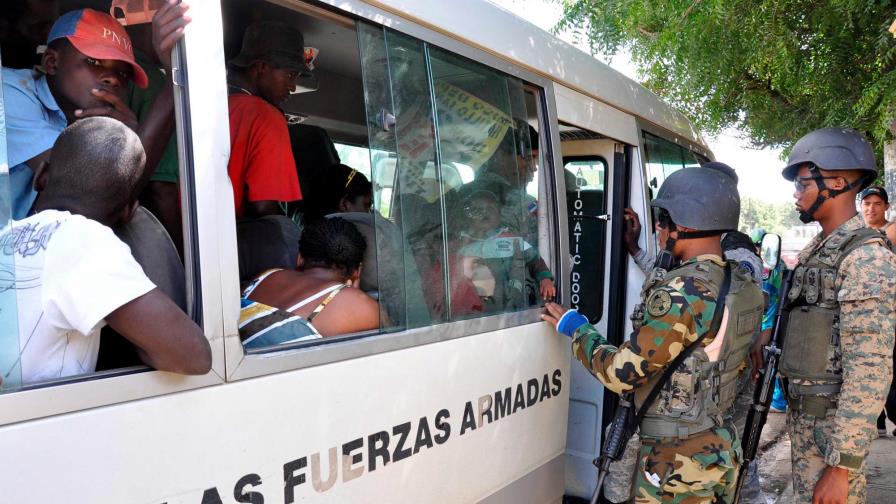 Detienen autobús con 47 haitianos indocumentados en Santiago