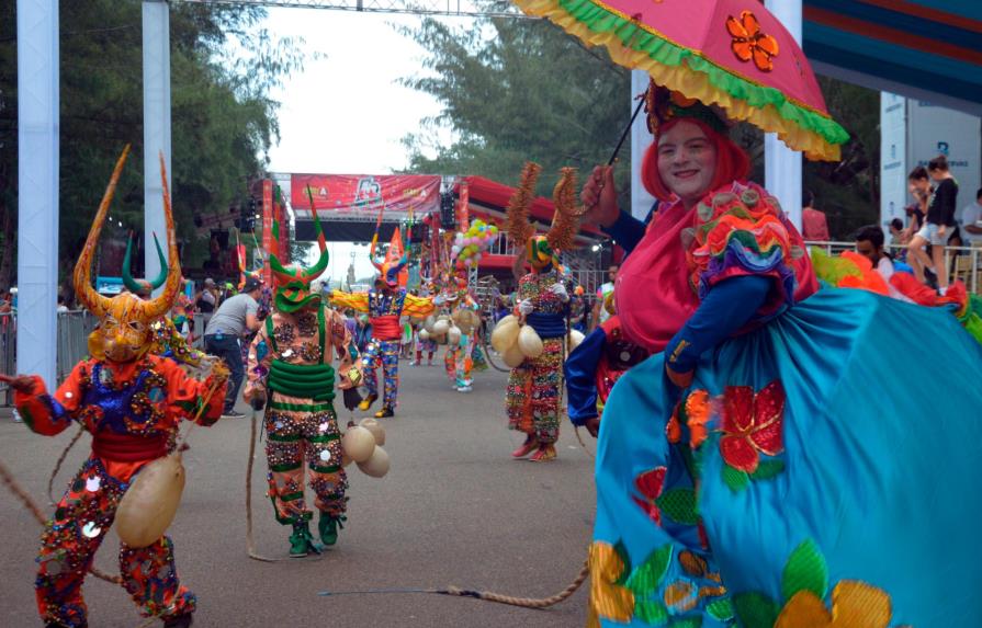 En Santiago y La Vega se las ingeniaron para mantener el carnaval durante febrero
