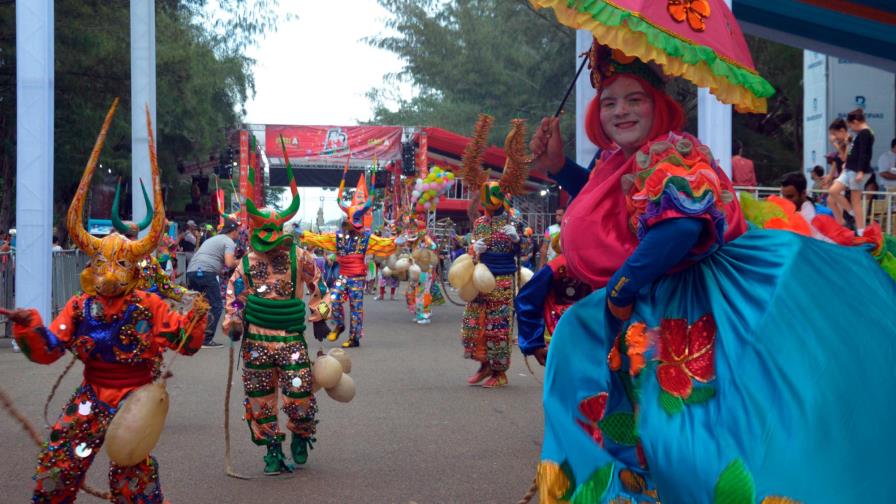 En Santiago y La Vega se las ingeniaron para mantener el carnaval durante febrero