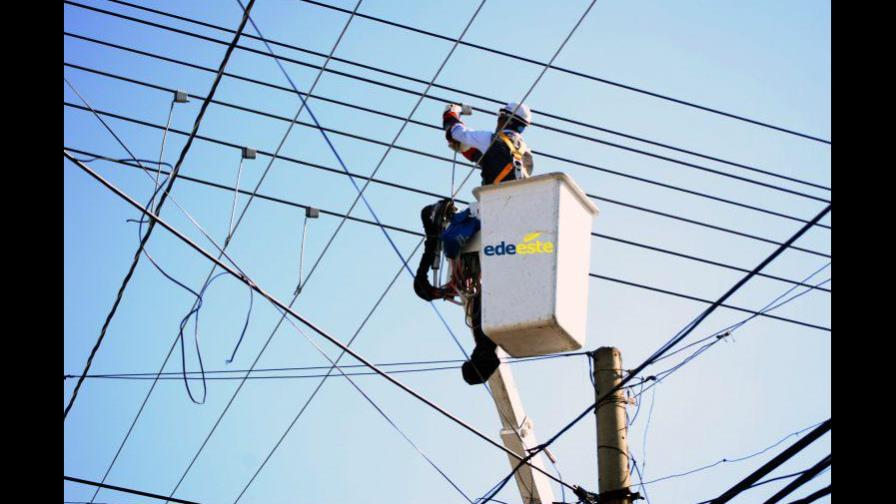 EDE Este poda árboles y realiza otros trabajos prioritarios para evitar averías