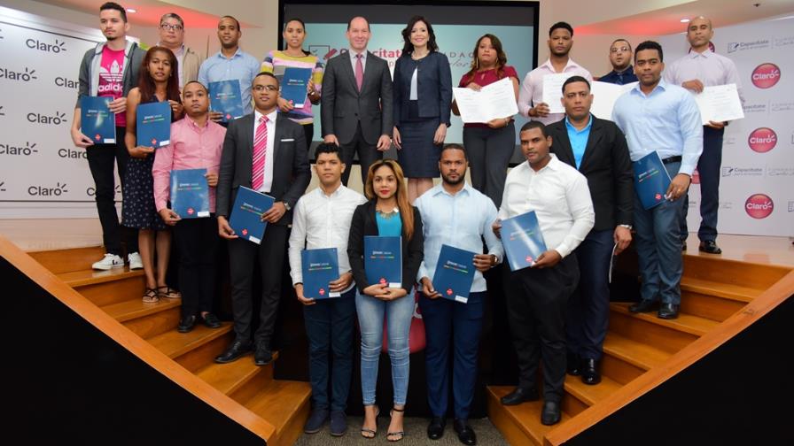 Claro gradúa diplomados Capacítate para el Empleo de Fundación Slim