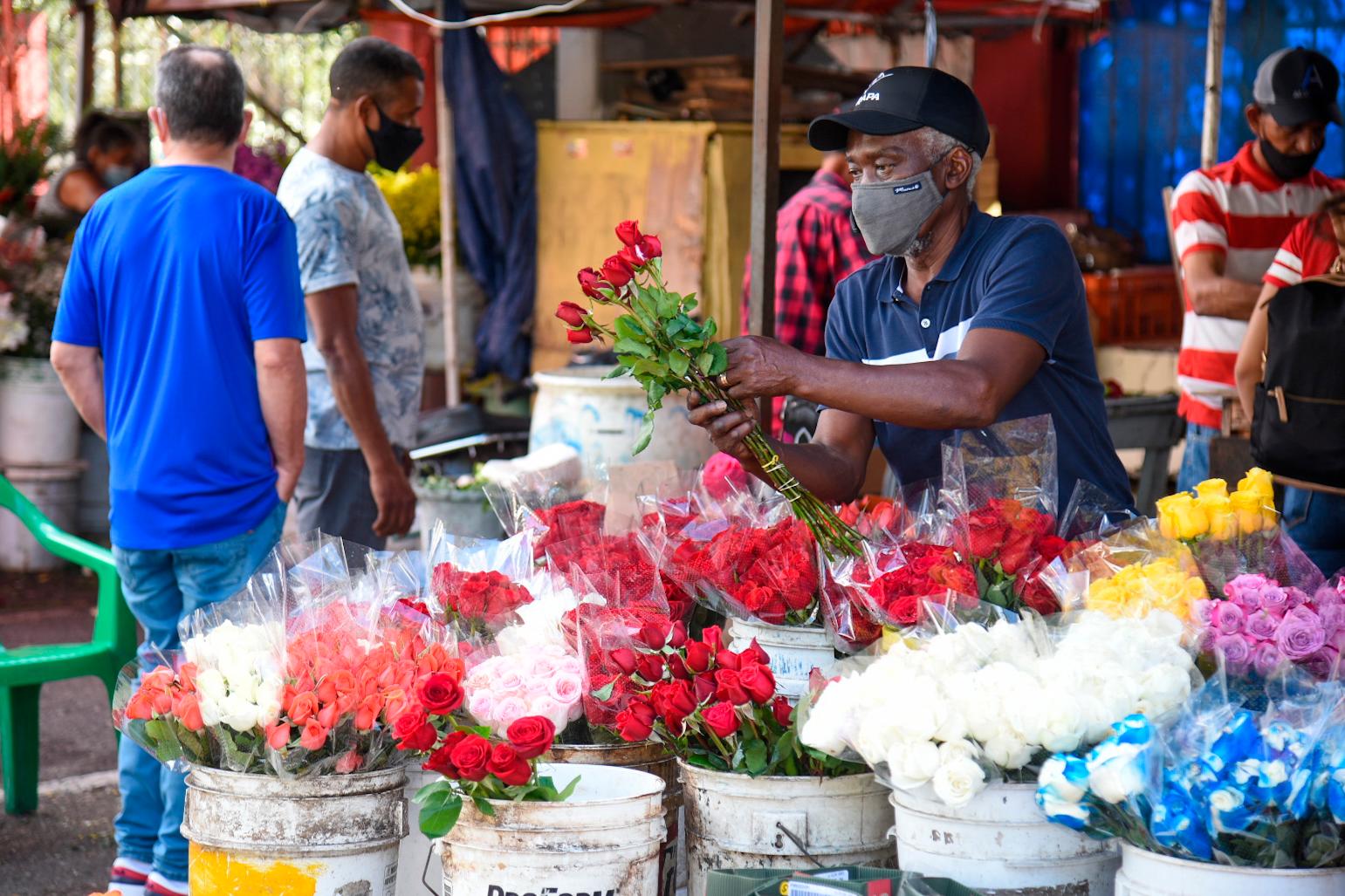 Los clientes acudieron a las tiendas y centros comerciales de Santiago.