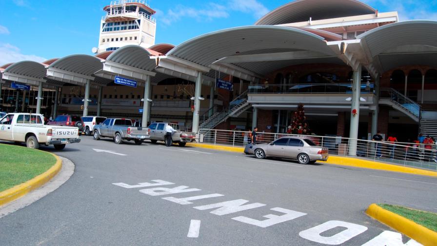 Instalan estación de carga para vehículos eléctricos en aeropuerto Cibao