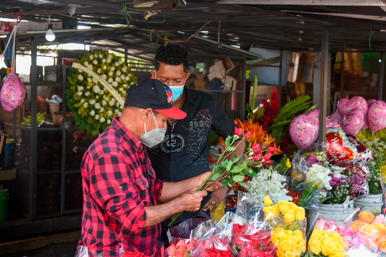 El precio de los arreglos oscila entre $600 pesos y $1,500 pesos, dependiendo de lo que exija el cliente.