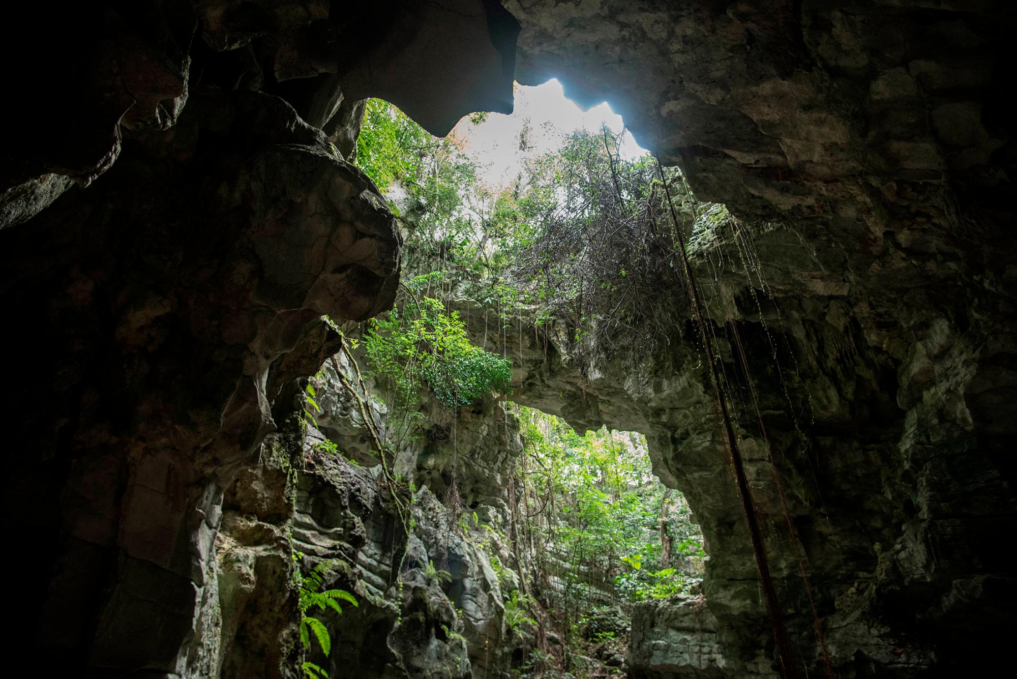 Un puente de roca le da el nombre a esta cueva.