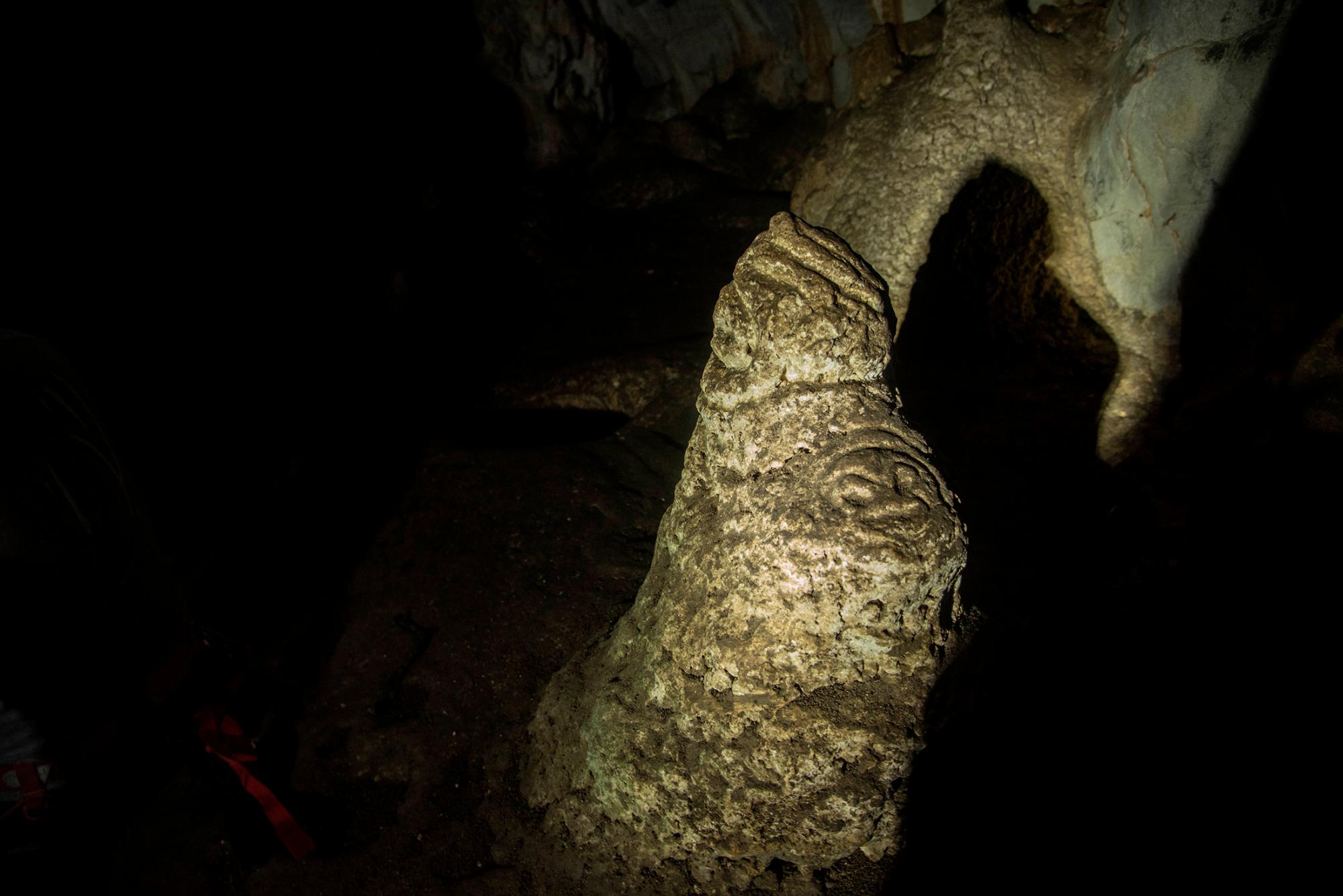 Se cree que Boinayel y Márohu son las deidades que están grabadas en esta estalagmita.