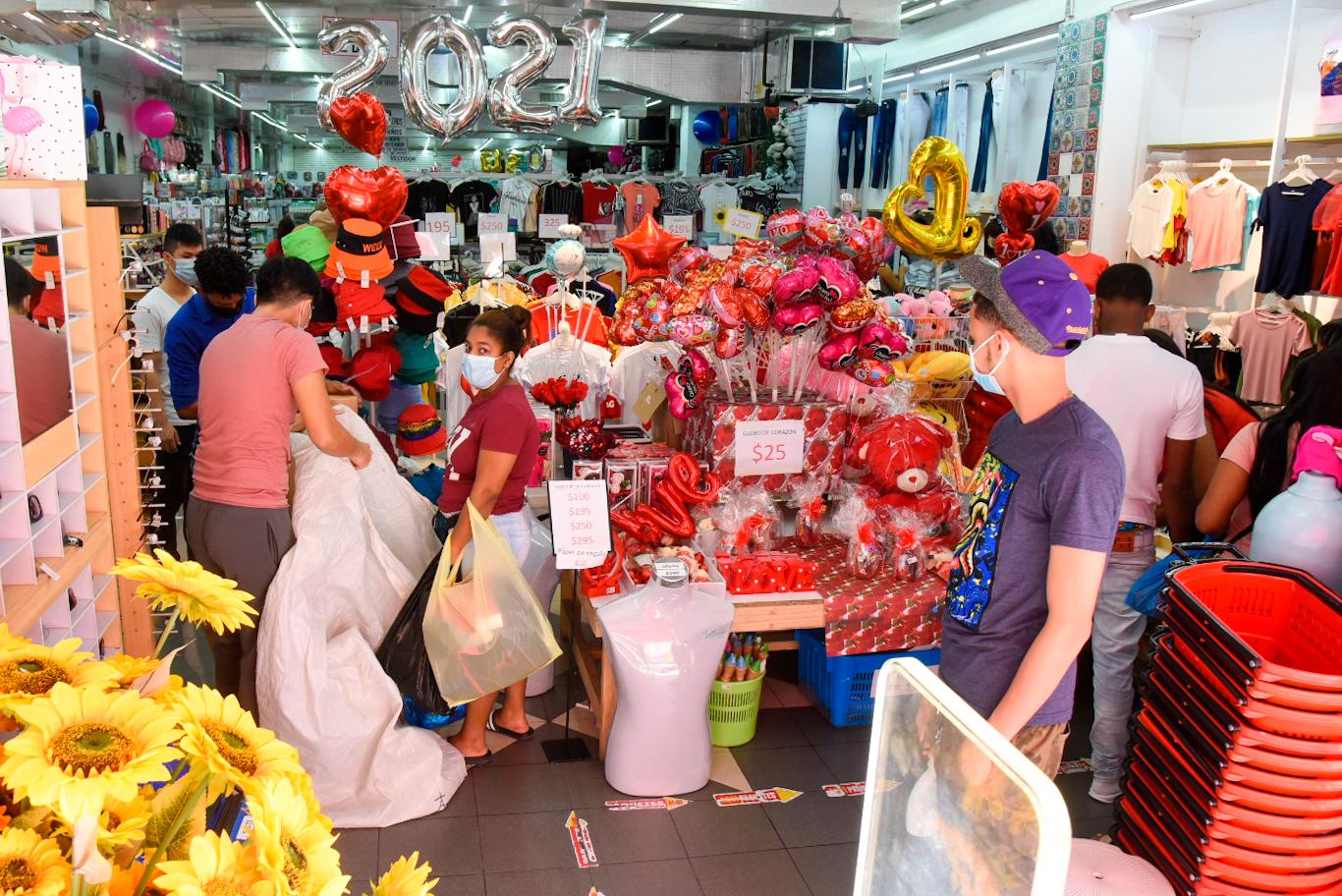 Muchas personas fueron a comprar a las tiendas y centros comerciales de Santiago.