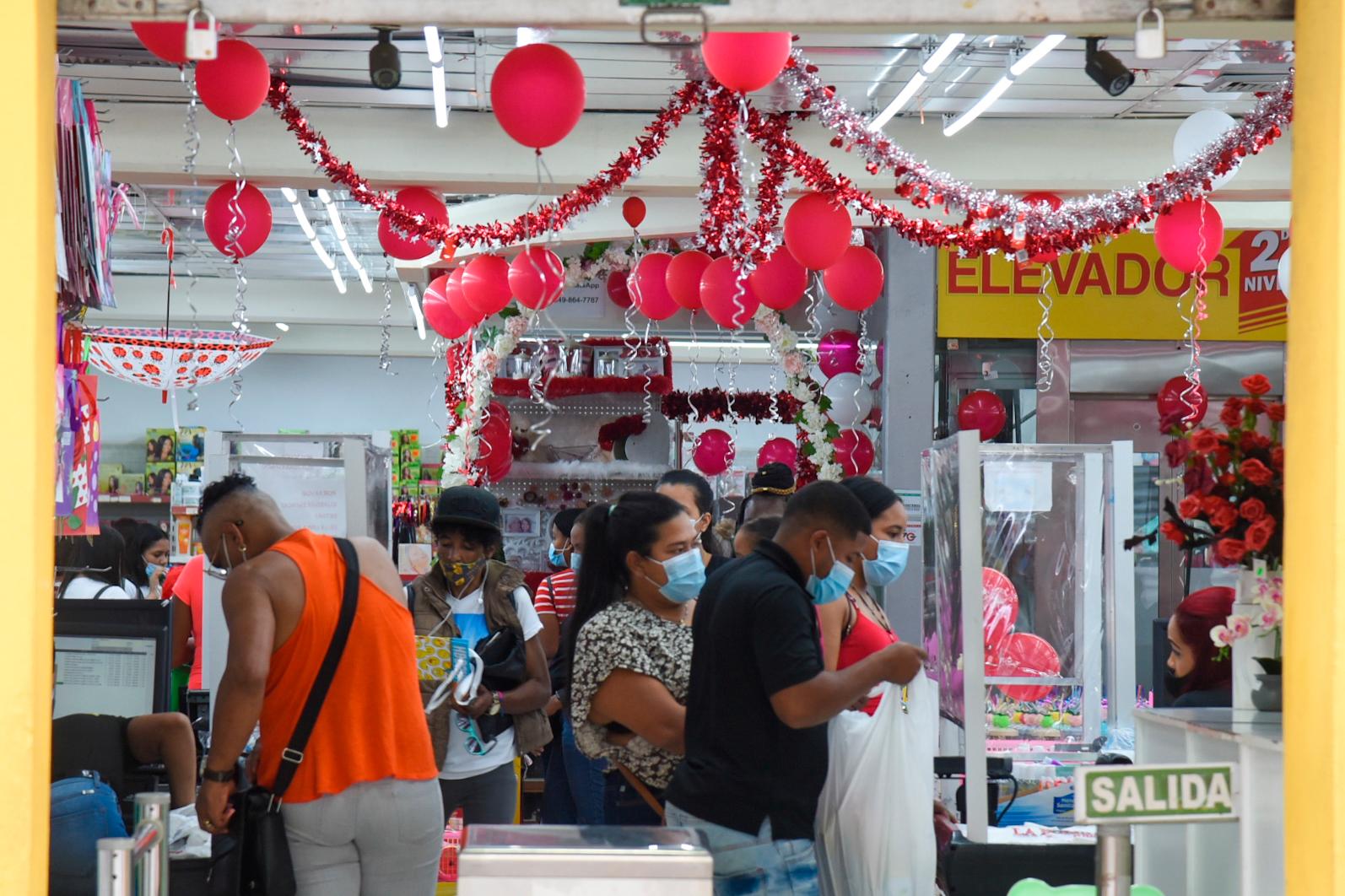 Los clientes acudieron a las tiendas y centros comerciales de Santiago.