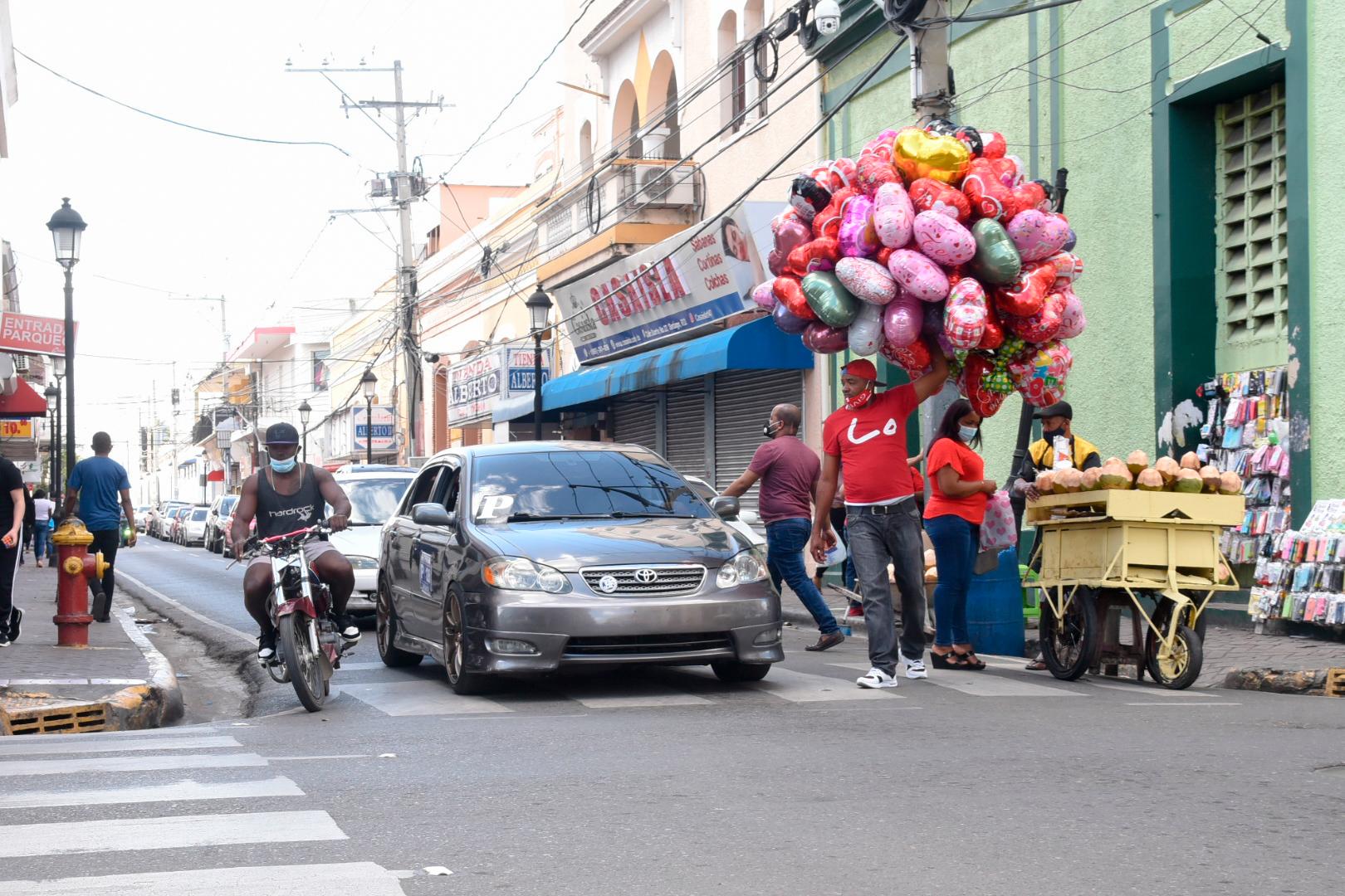 Los clientes acudieron a las tiendas y centros comerciales de Santiago.