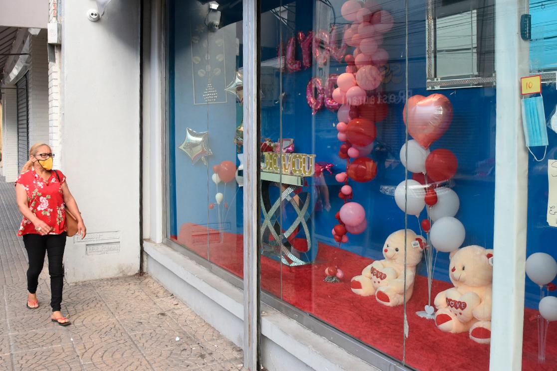 Tiendas y centros comerciales se llenaron de motivos alusivos al Día de San Valentín.