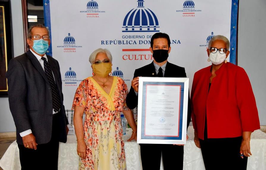 Edwin Espinal recibe el Premio Anual de Historia José Gabriel García