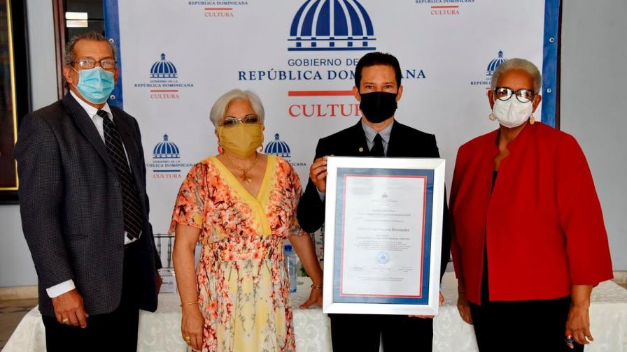 Edwin Espinal recibe el Premio Anual de Historia José Gabriel García