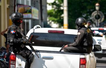 Apresan a dos hombres acusados de perpetrar asalto en farmacia en La Vega