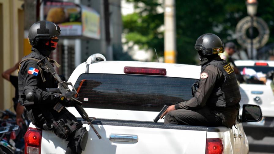 Apresan a dos hombres acusados de perpetrar asalto en farmacia en La Vega