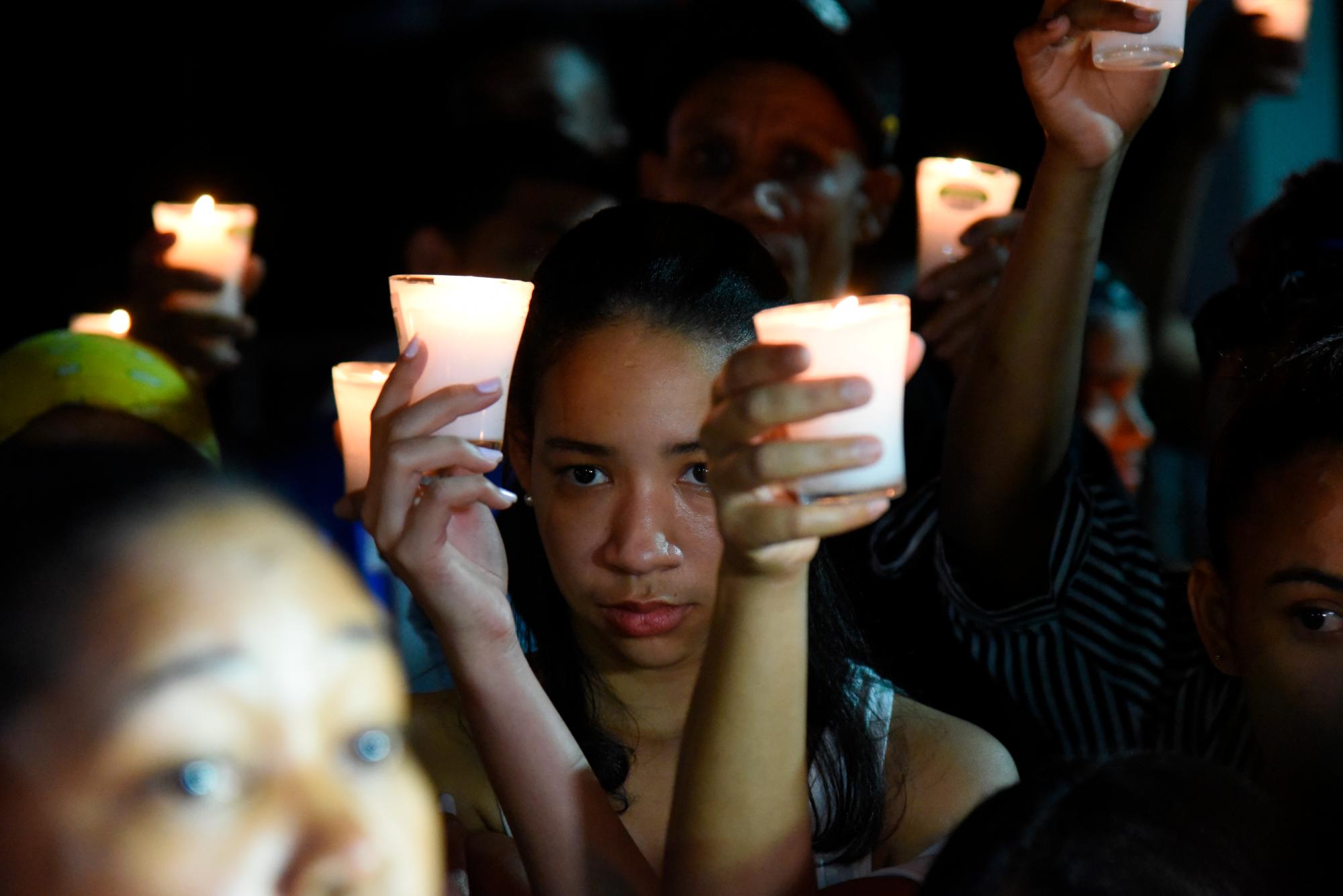 El encendido de vela para pedir que se haga justicia por el joven que perdió la vida hace un mes. 