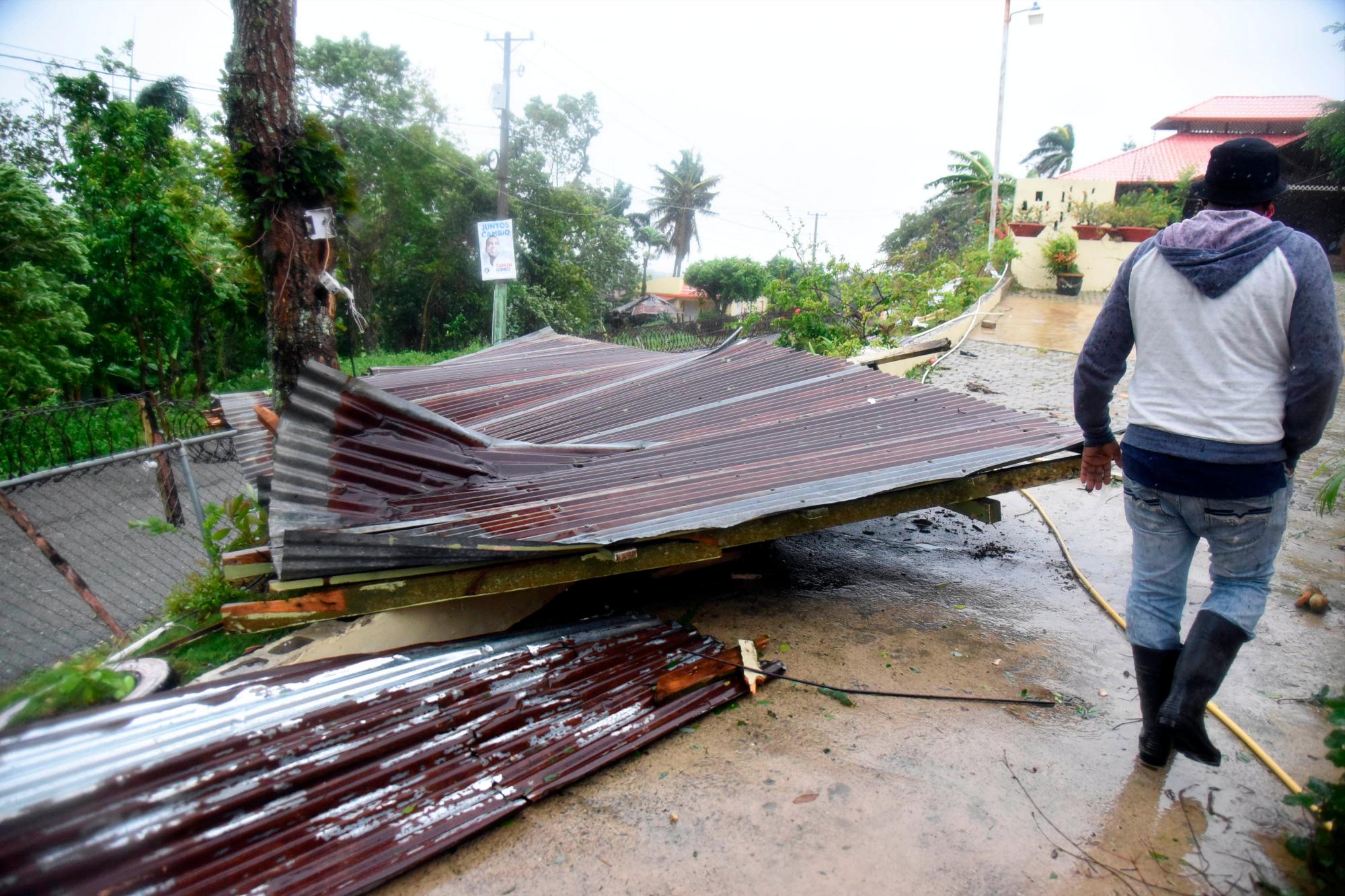 La Tomenta Laura dejó daños a Propiedades a su paso por Jamao al Norte donde los techos de la casas de Zinc  fueron lanzados por los vientos a un lado de la carretera.  