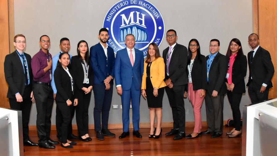 Ministerio de Hacienda recibe primeros participantes del Programa de Pasantía en Finanzas Públicas