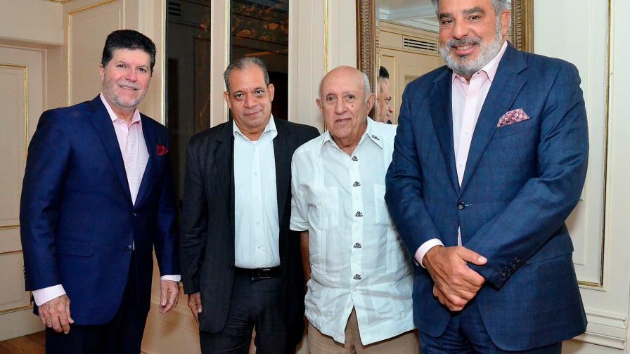 José Gabriel Atiles Bidó presenta su nuevo libro a la Academia Dominicana de Gastronomía