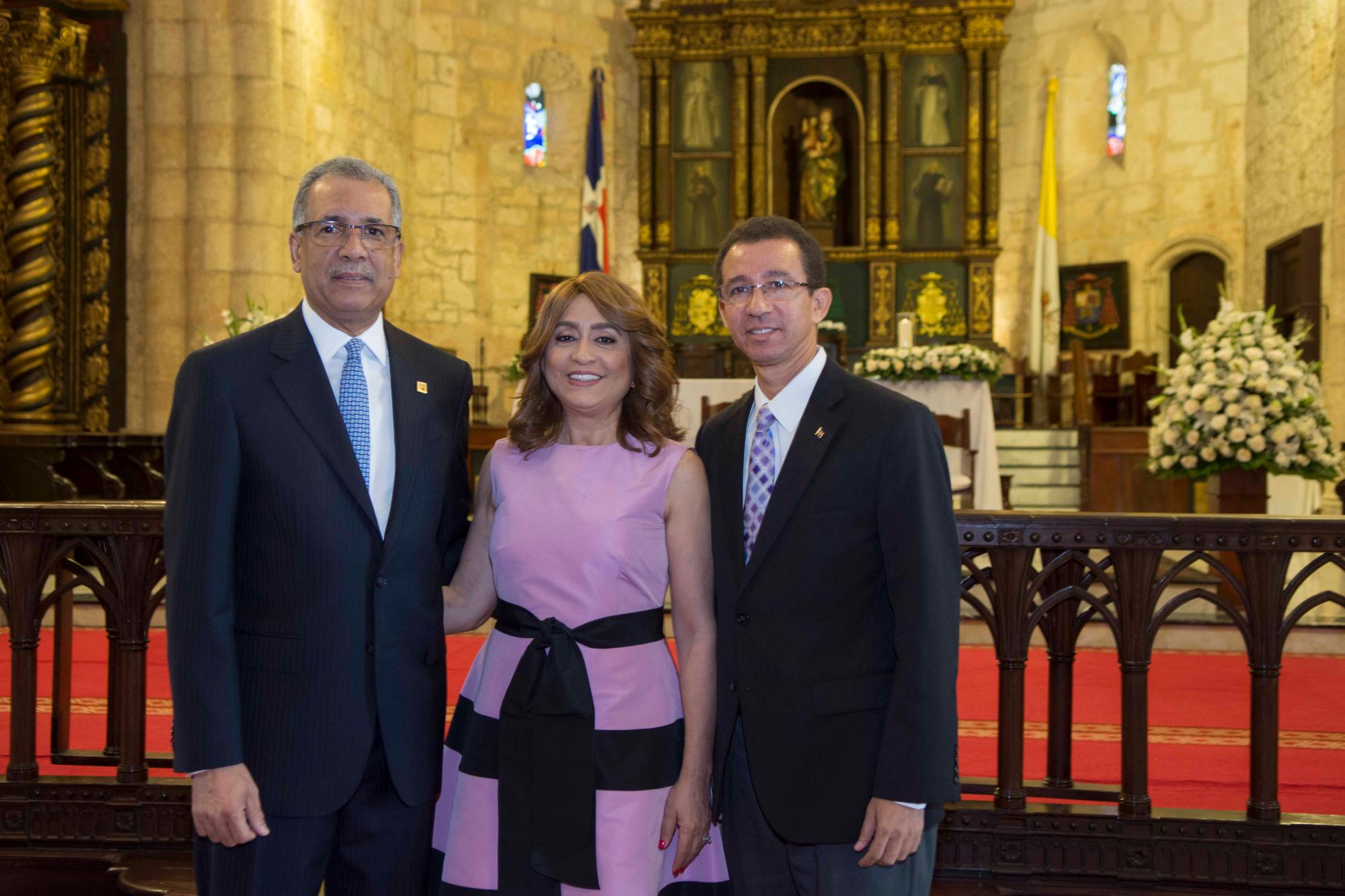Simón Lizardo Mézquita, Jacqueline Ortiz de Lizardo y Dustin Muñoz.