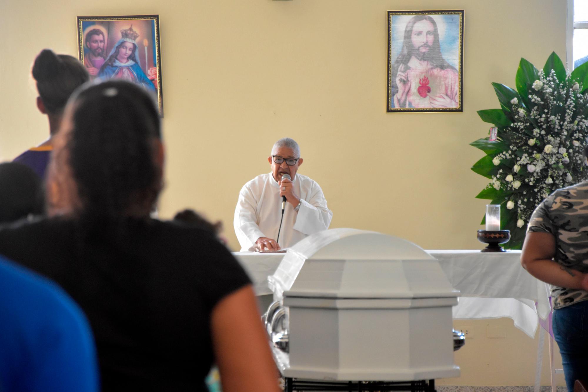 Vista del sacerdote Jesús García durante la misa de cuerpo presente. 