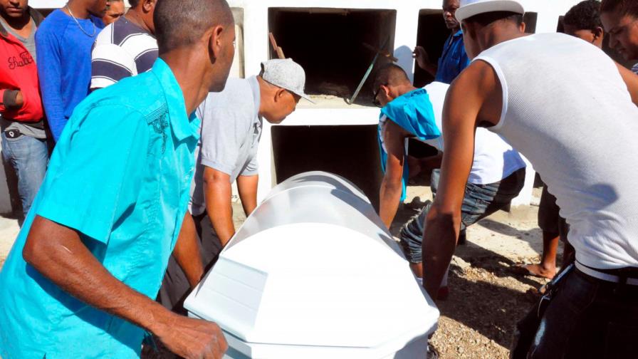 Sepultan con música a menor hallada muerta junto a dos hombres dentro de vehículo 