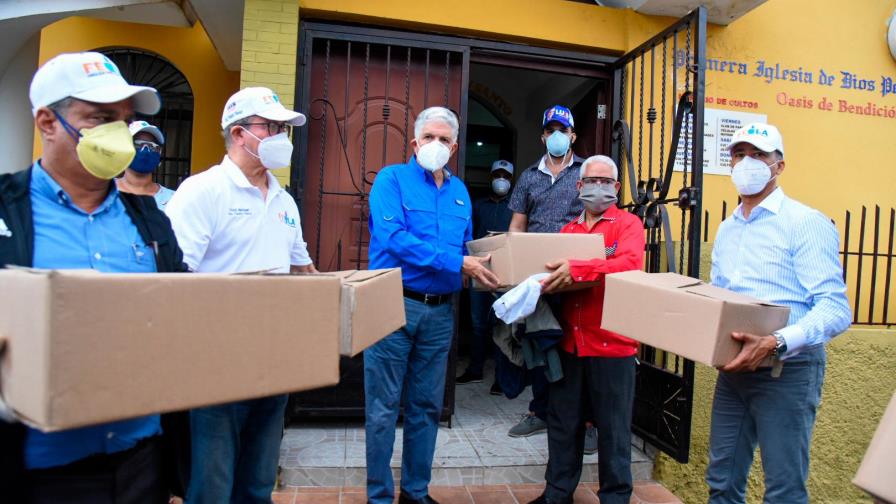 PRM entrega 200 raciones alimenticias en sector de Santiago