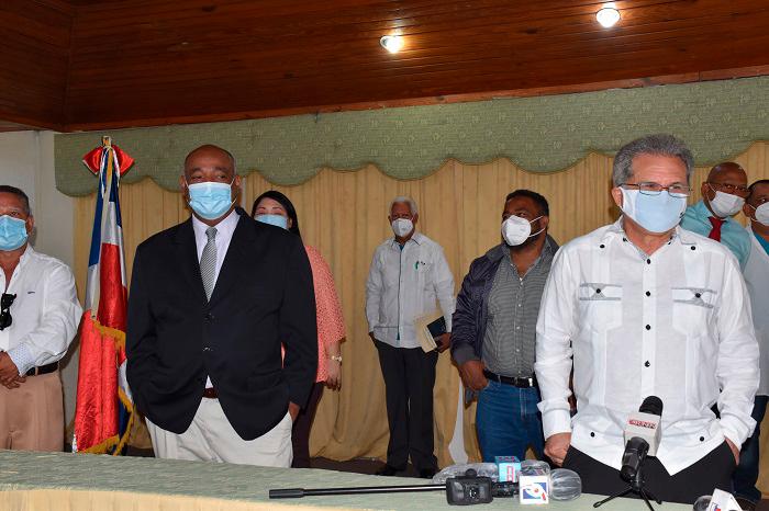 Parte del personal médico del hospital   Luis E. Aybar.