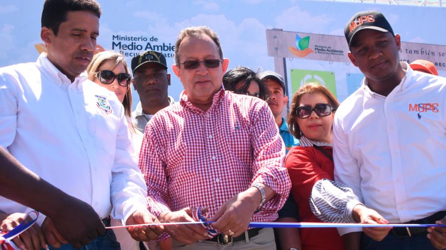 Realizan jornada “especial” de limpieza en playa de Boca Chica