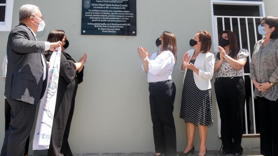 Moca honra a su hijo Adriano Miguel Tejada al develar una tarja en su memoria