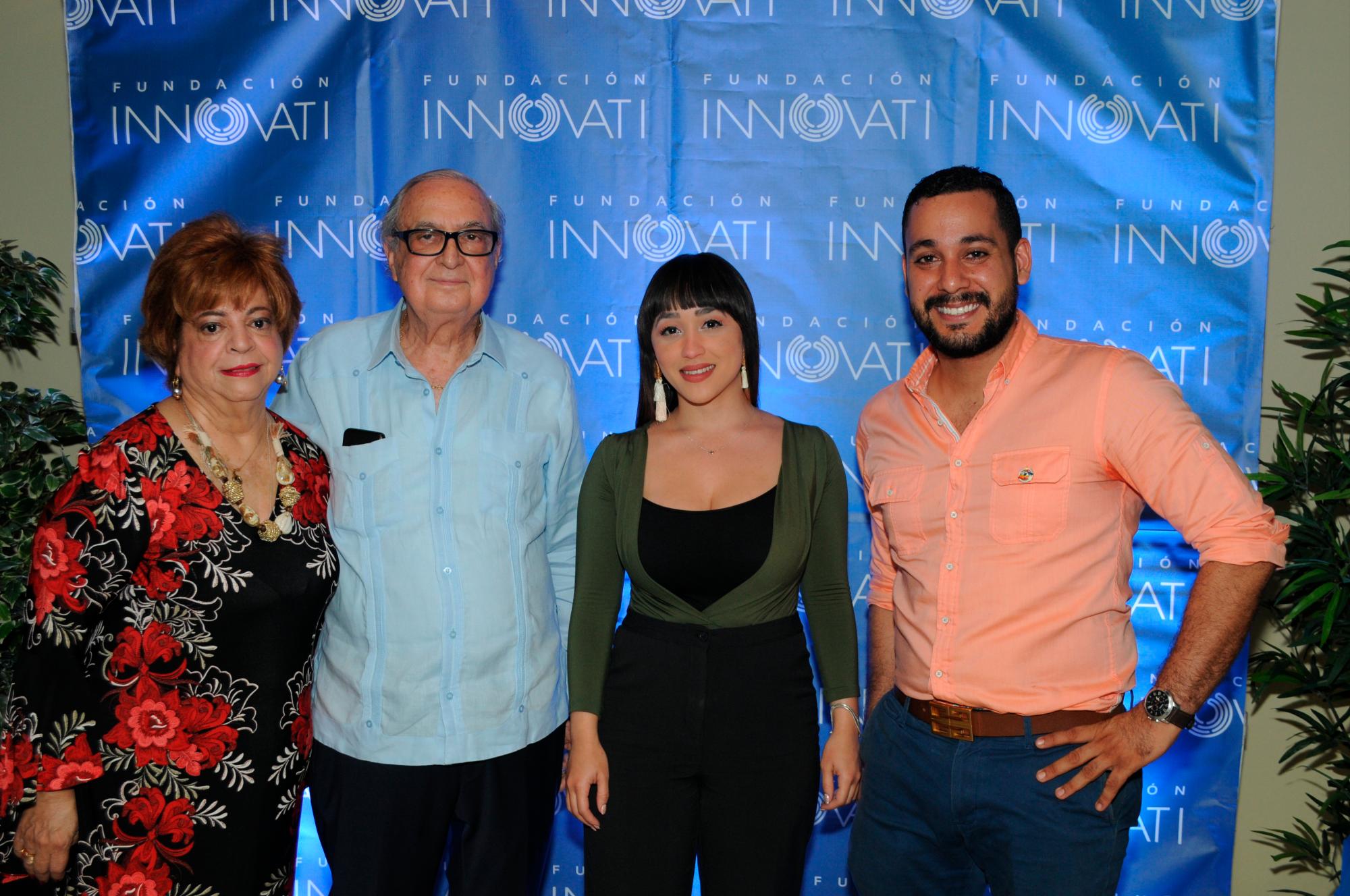 Mildred de Sánchez Noble, Luis Sánchez Noble, Yashira Peña y Sebastián Hernández.