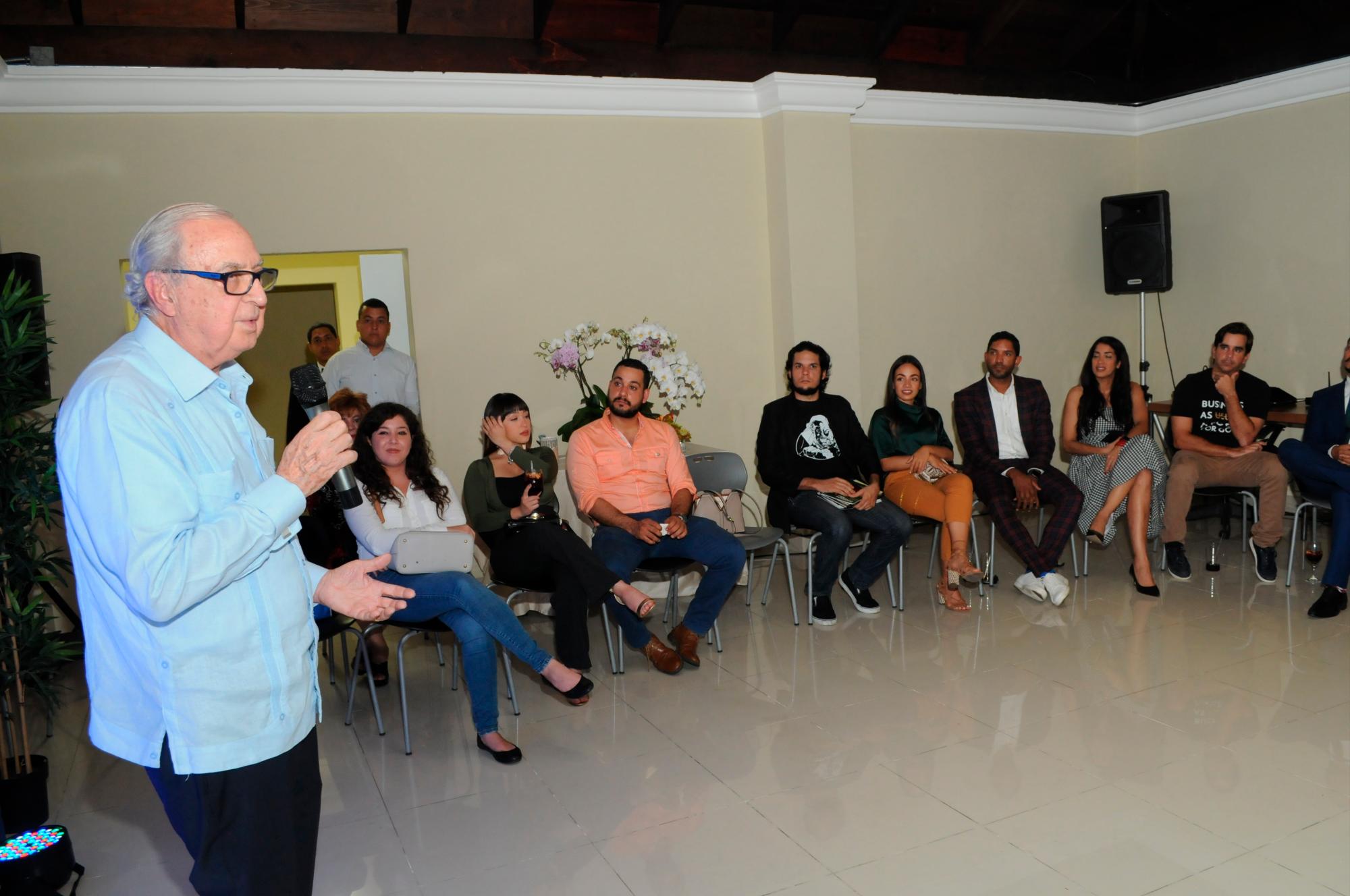Luis Sánchez Noble habla a los jóvenes emprendedores.
