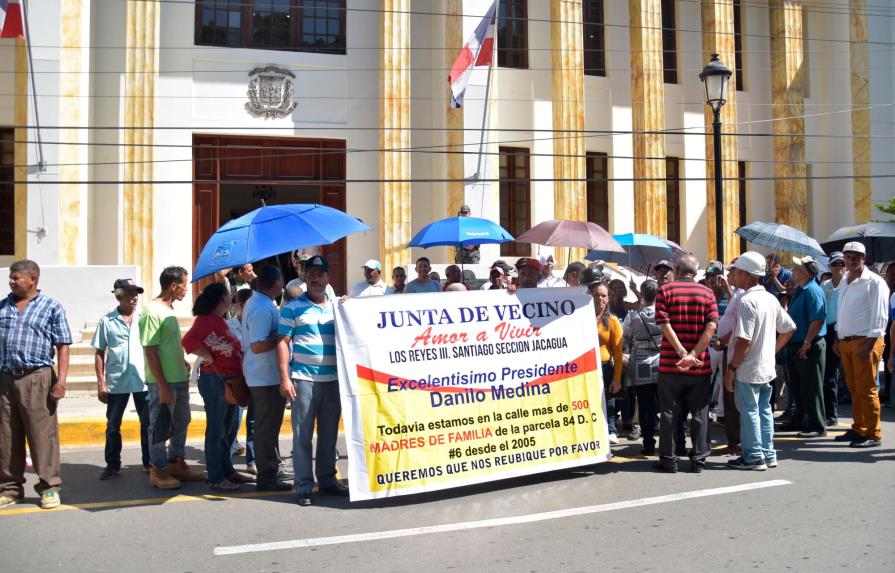 Representantes familias desalojadas para construir Botánico en Santiago exigen reubicación